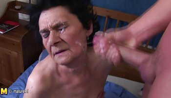 Hot MILF seduce nonne porche video un giovane elettricista facendo sesso sul pavimento