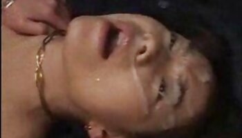 Slut porno con nonna ottiene l'orgasmo da un dildo di gomma durante lo spettacolo in webcam